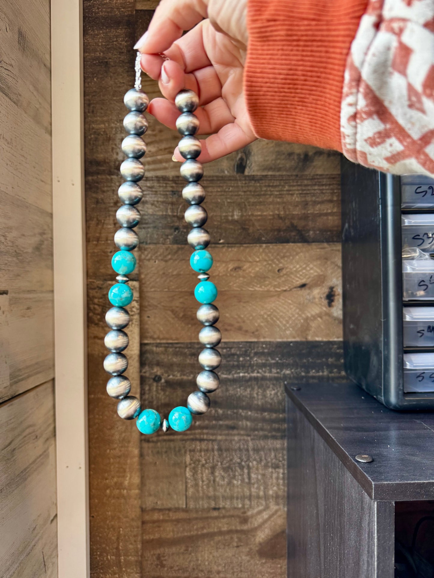 Turquoise and silver bead necklace (3D5D783B)