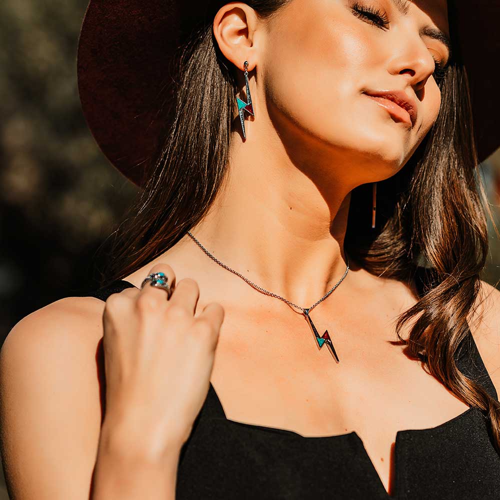 Woman wearing turquoise jewelry - E-Bynder-NC5320
