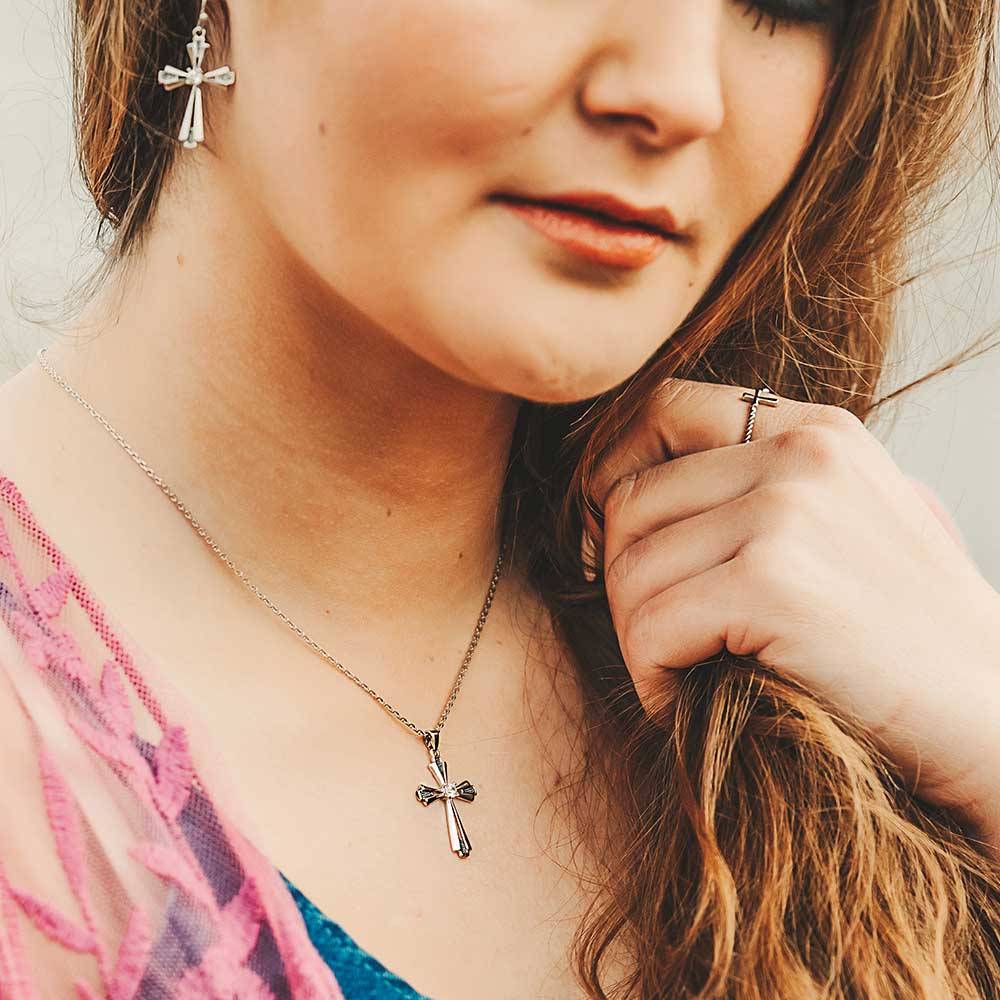 Woman wearing cross jewelry (E-Bynder-RG5259)