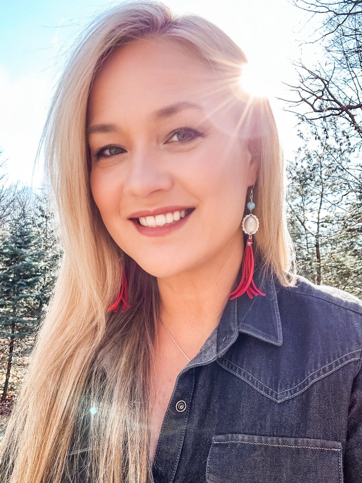 Smiling woman with long blonde hair, Facetune 02-01-2024