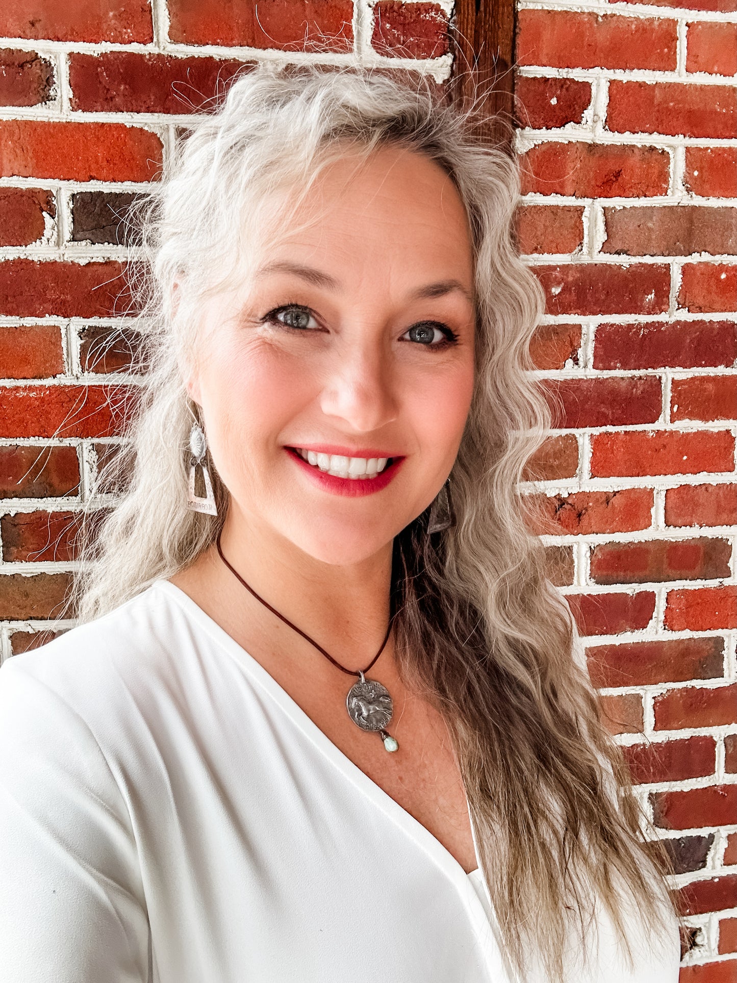 Smiling woman with grey hair, Facetune photo from 08-01-2024.