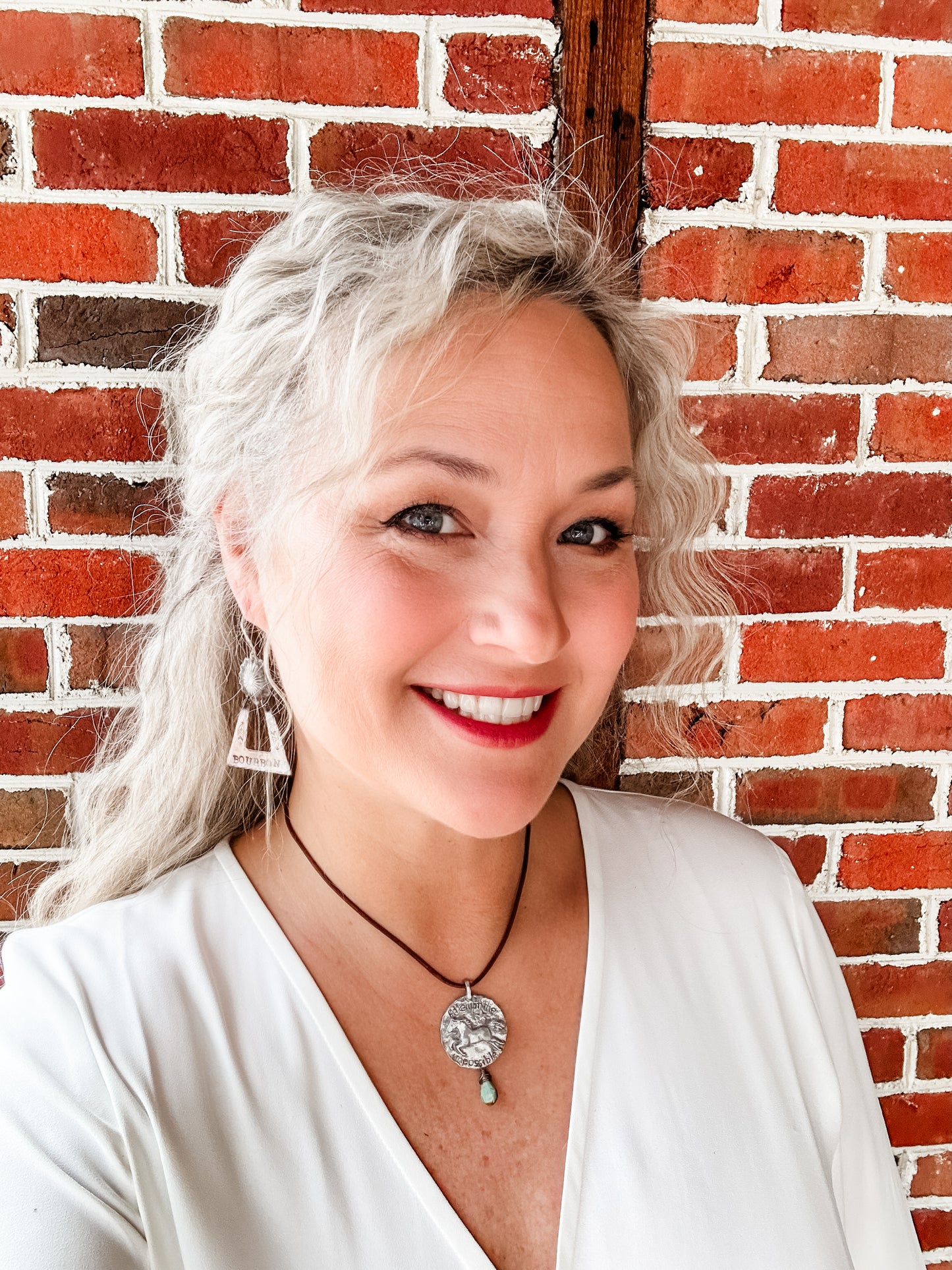 Smiling woman with white hair, Facetune photo from 08-01-2024.