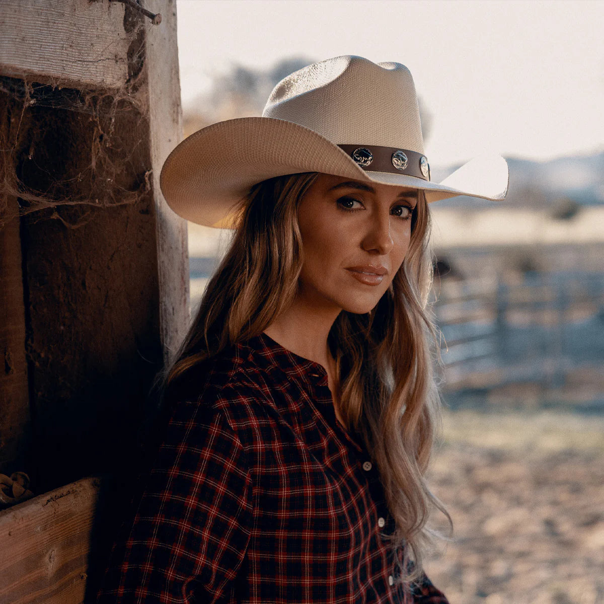 Hang Tight Honey Natural, woman in cowboy hat