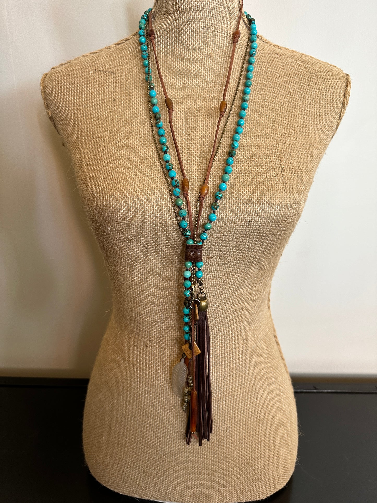 Turquoise beaded necklace on a mannequin - IMG_28572
