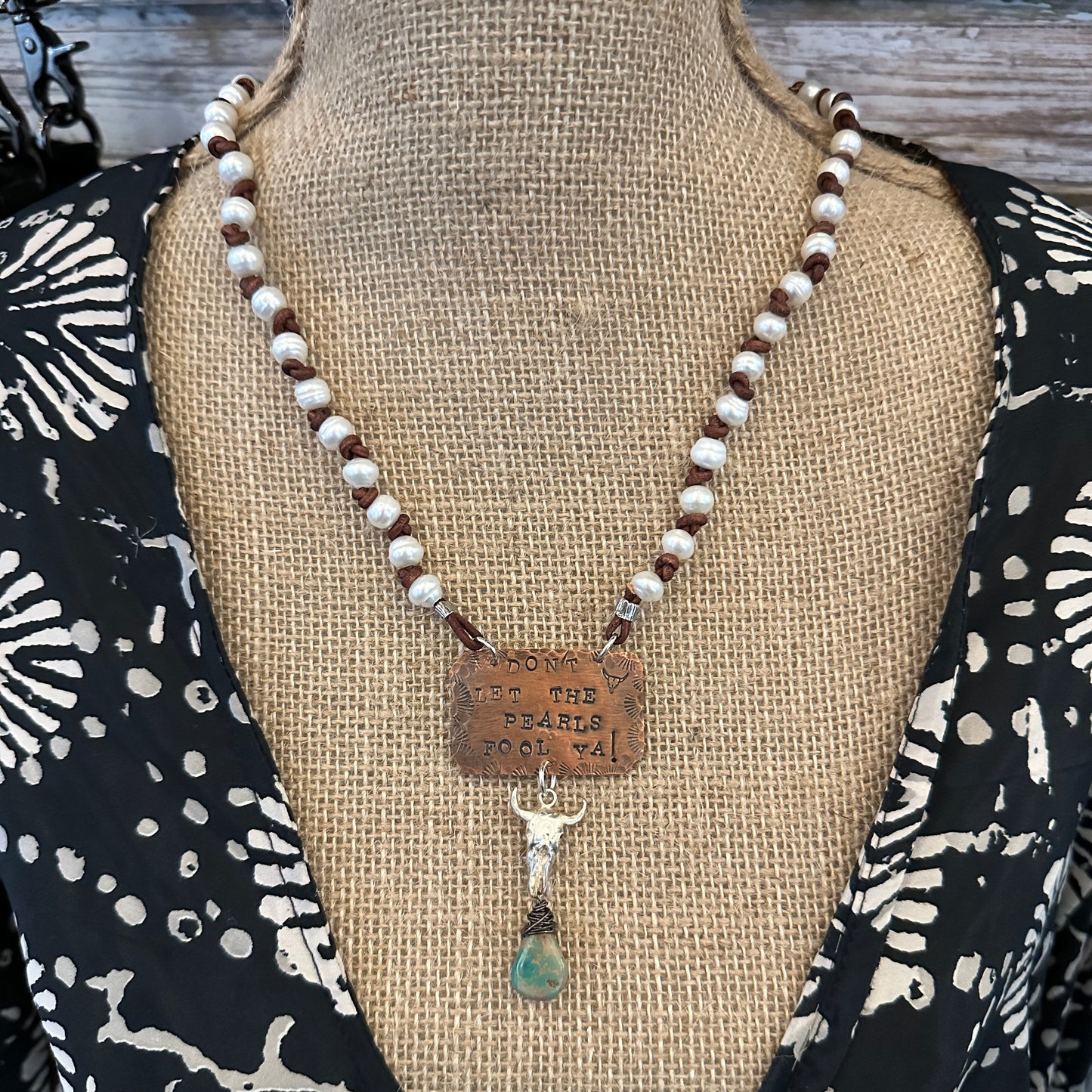 Pearl necklace with pendant.