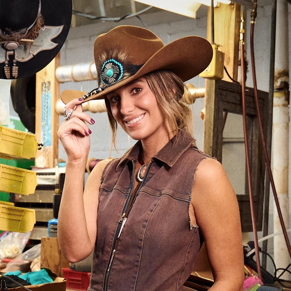 Lainey Wilson in a cowboy hat with turquoise accent.