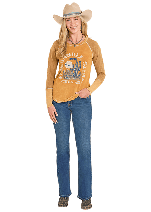 LW22T07983 woman in cowboy hat, graphic tee & jeans