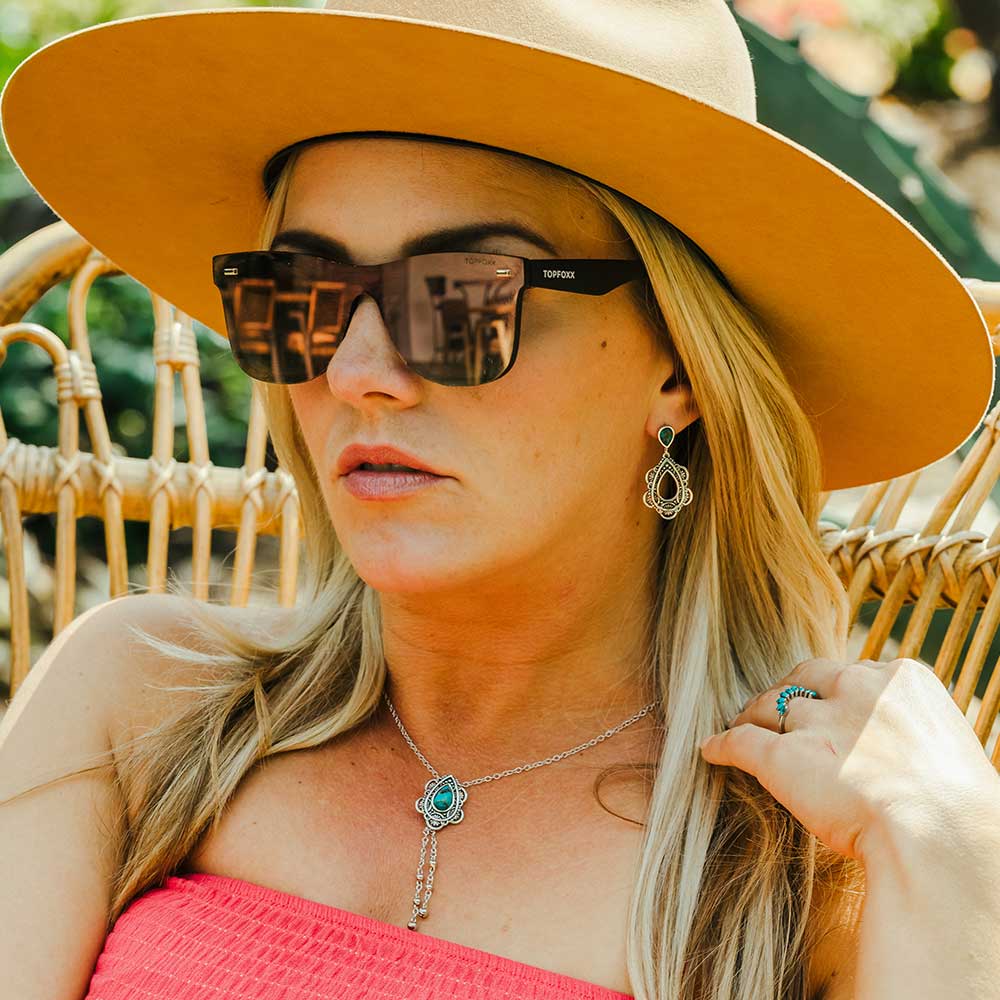 Woman in sunglasses and hat, c-temp-bynder-NC4951_mod2