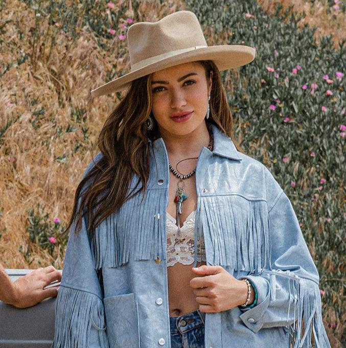 Woman in hat and fringe jacket, lifestyle photo