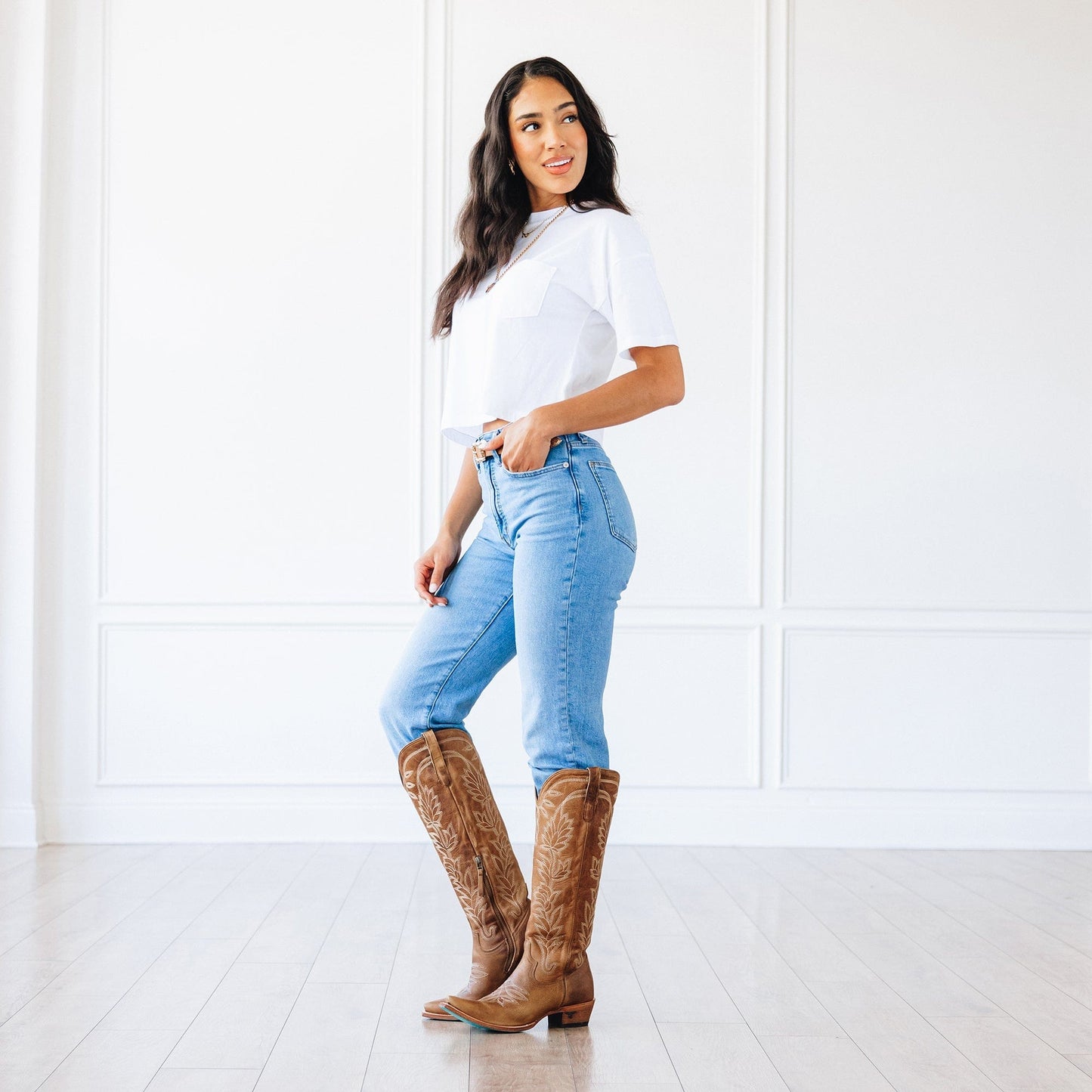 Woman in jeans and lb0570a-sandaga knee-high desert clay boots