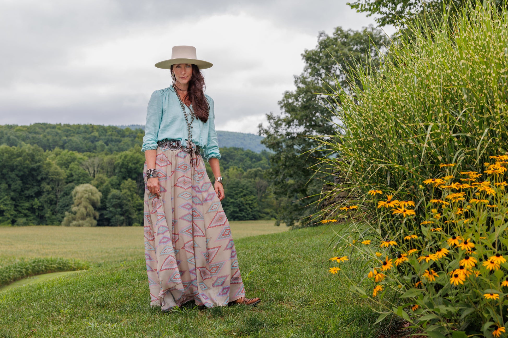 Toni Shirt & Sunny Skirt outfit on a woman in a field.