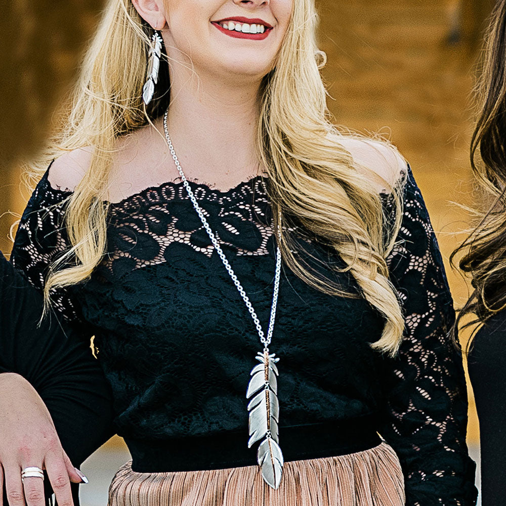 ER1618RG feather jewelry set on woman in black lace top