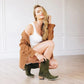 Woman in olivesuede boots, lb0520b Sandega style