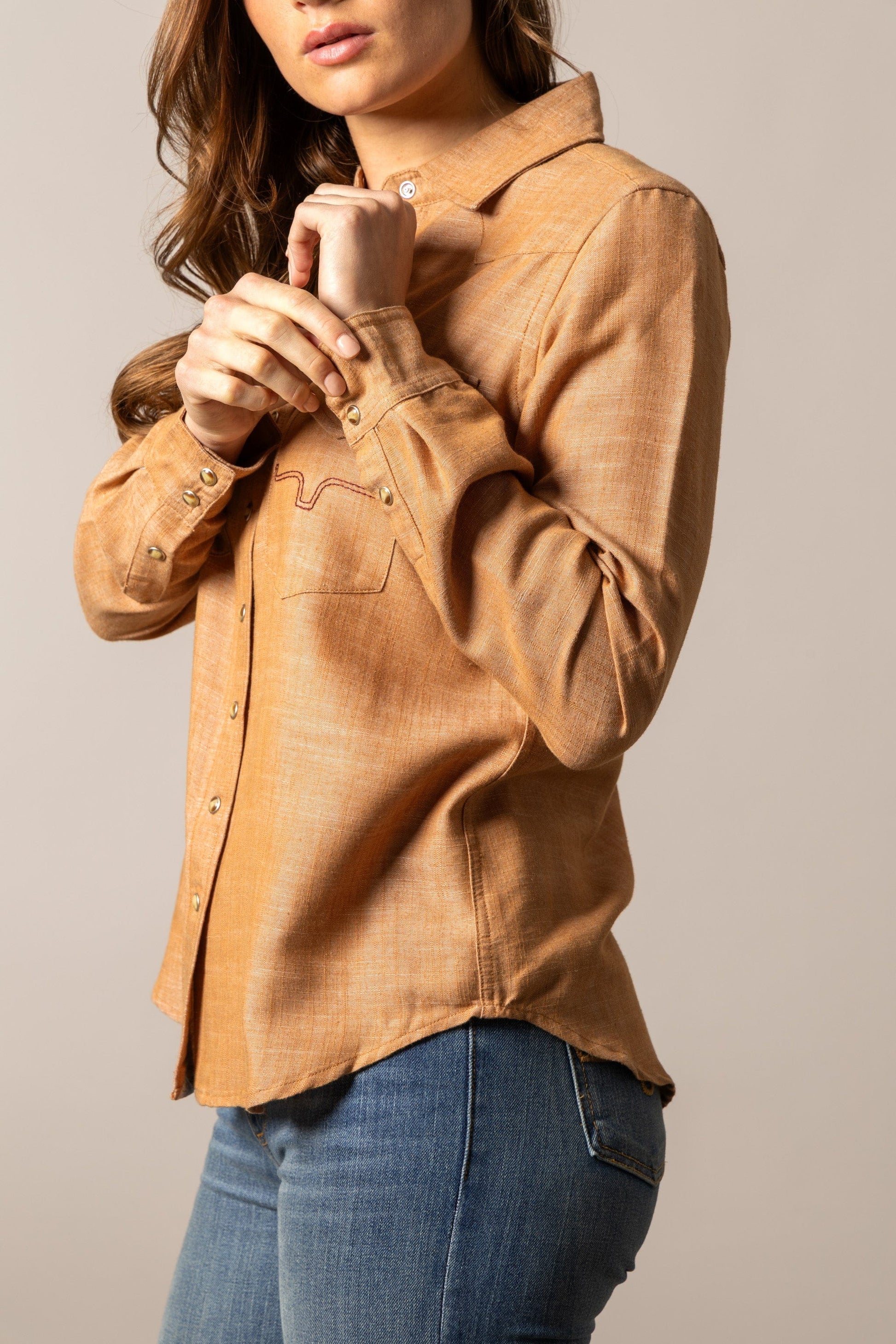 Woman in tan button-up shirt and jeans (unnamed-223)
